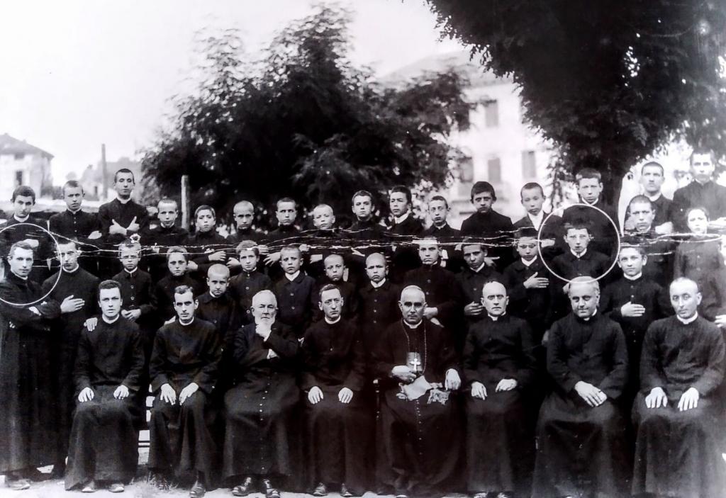 Don Giulio Gaio (cerchiato a sinistra) docente al Seminario di Feltre. Il giovane allievo (cerchiato a destra) è Albino Luciani